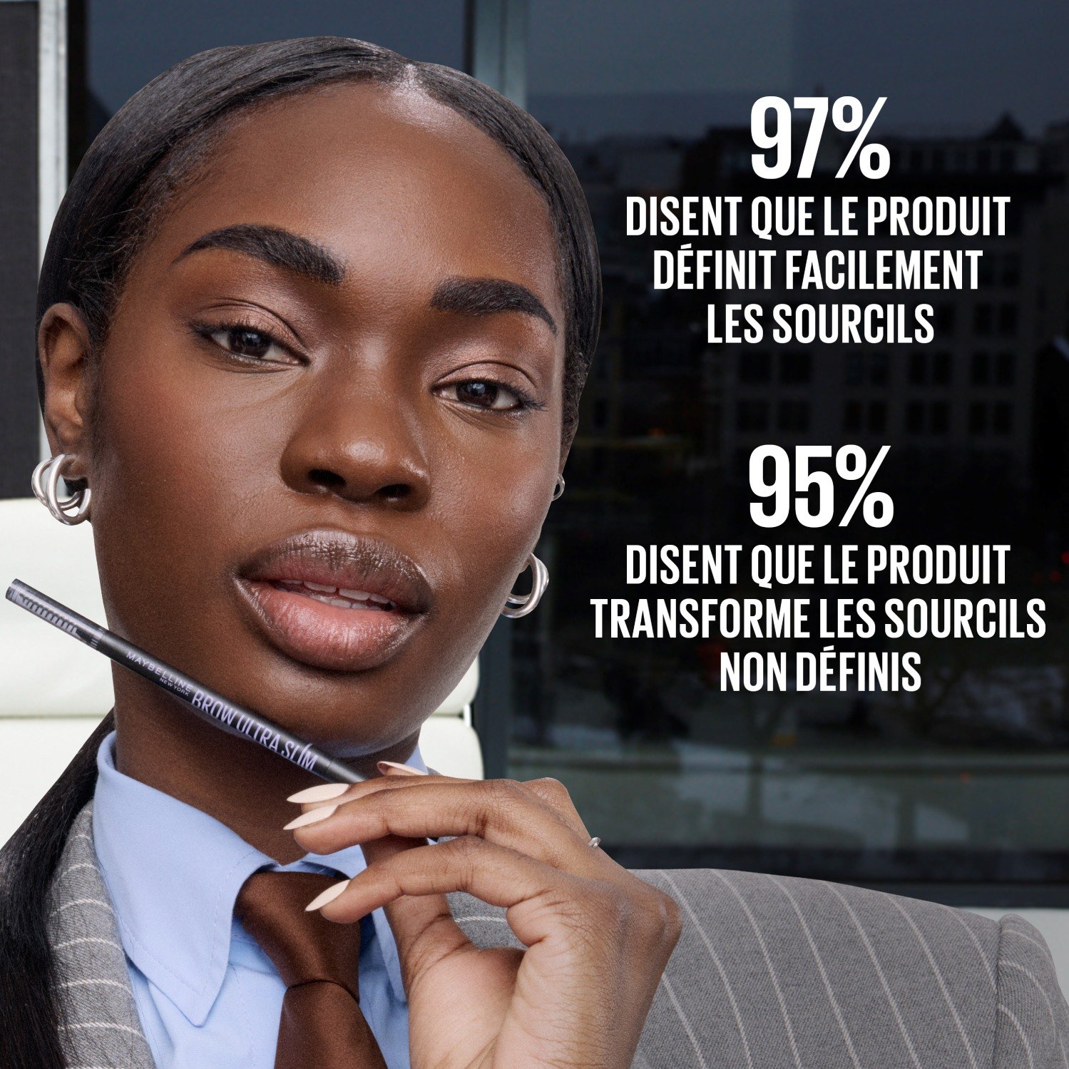 Visage d'une femme tenant le crayon à sourcils Brow Ultra Slim contre son menton