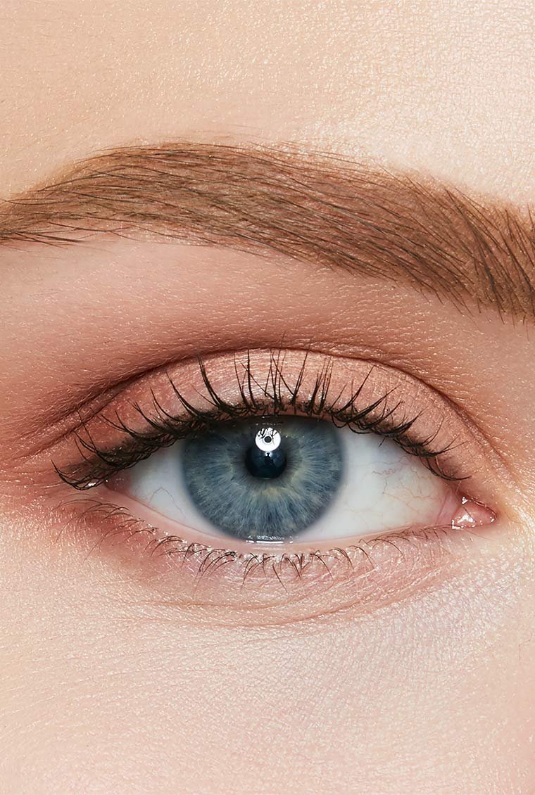 Auge Großaufnahme blonde Maybelline Brow Ultra Slim