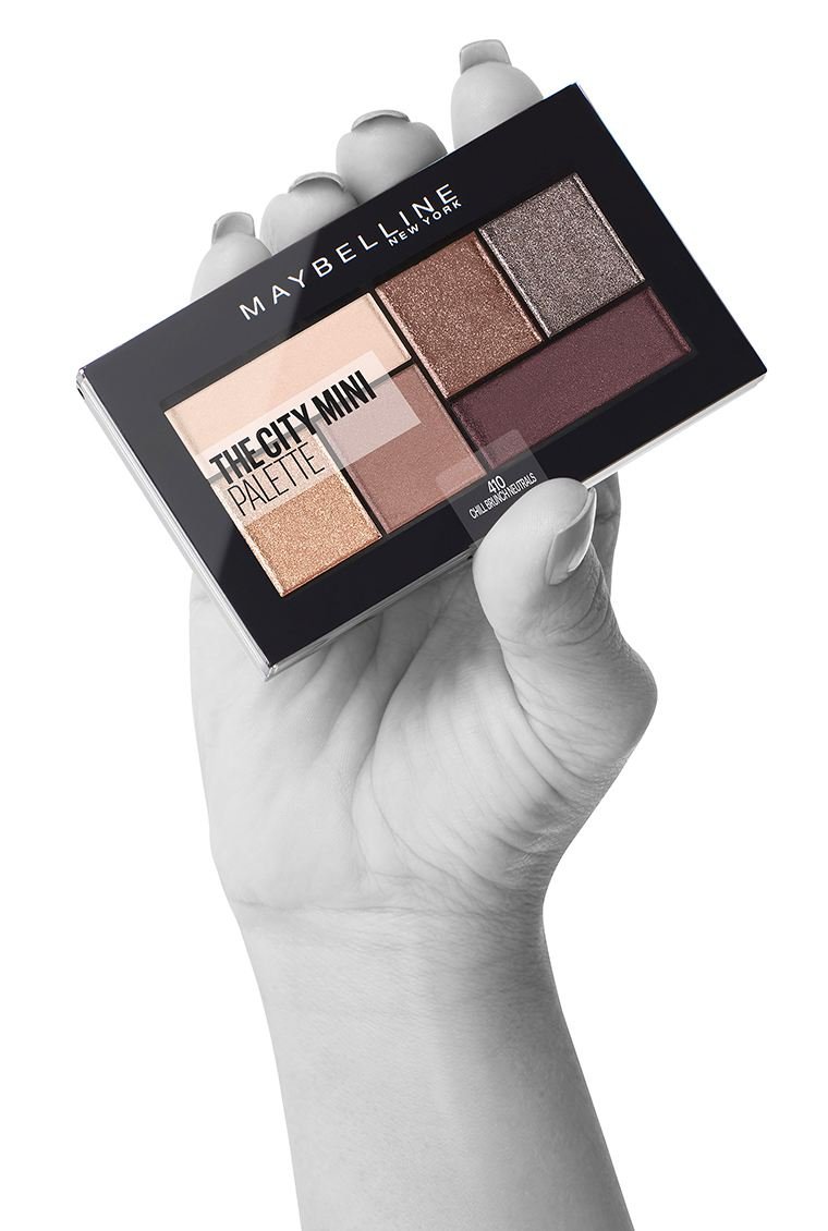 Hand präsentiert City Mini Palette in 410 Chill Brunch von Maybelline New York
