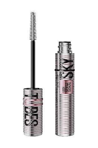 Geöffnete Maybelline Lash Sensational Sky High Tubing Mascara vor weißem Hintergrund