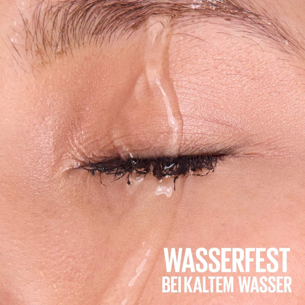 Nahaufnahme eines mit der Sky Tubes Tubing Mascara geschminkten Auges unter fließendem Wasser