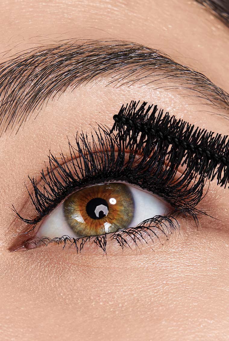 Anwendung Großaufnahme Maybelline Falsies Lash Lift