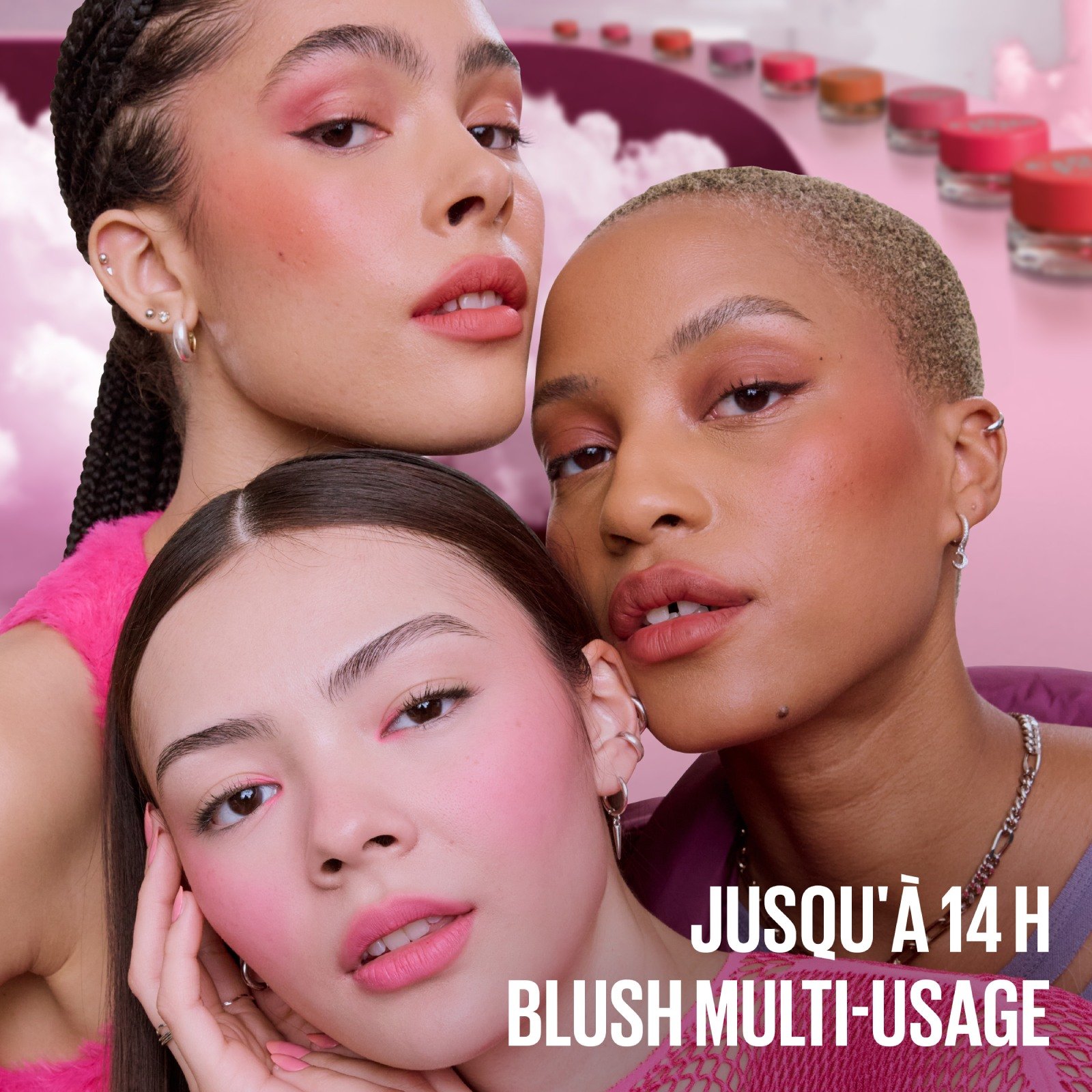 Trois femmes arborant le blush Cloudtopia sur les joues, devant un fond rose