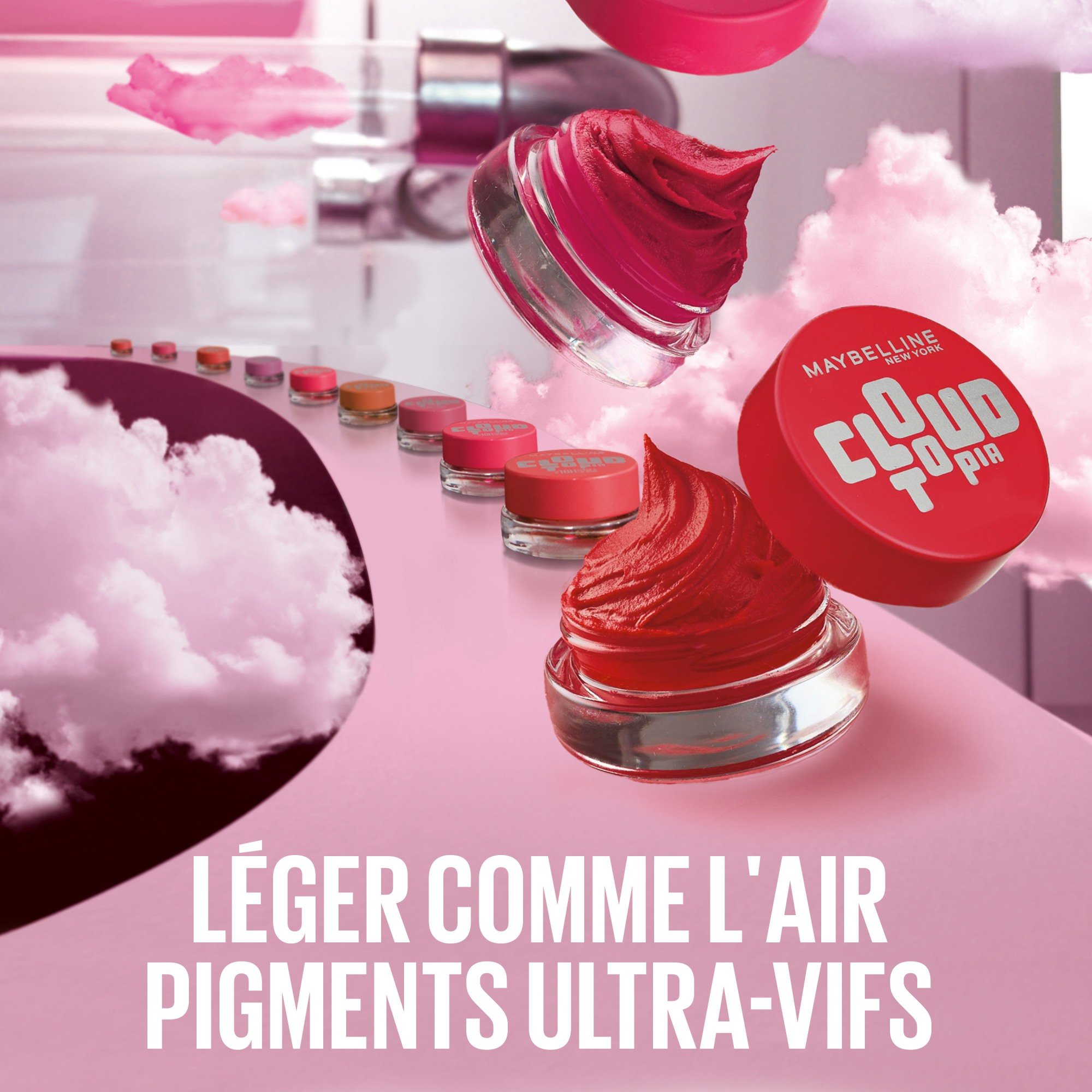 Plusieurs mousses Cloudopia rouges sur un fond rose, avec des nuages roses en arrière-plan
