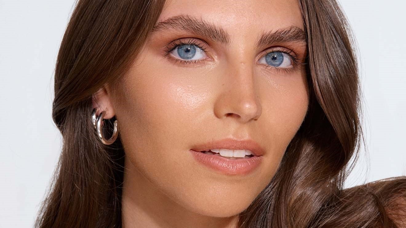 Gros plan sur la moitié d'un visage : teint naturel vs bronzage après 3 à 6 heures.