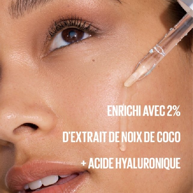 Une femme applique sur sa peau une goutte transparente de sérum inodore à l'aide d'une pipette.