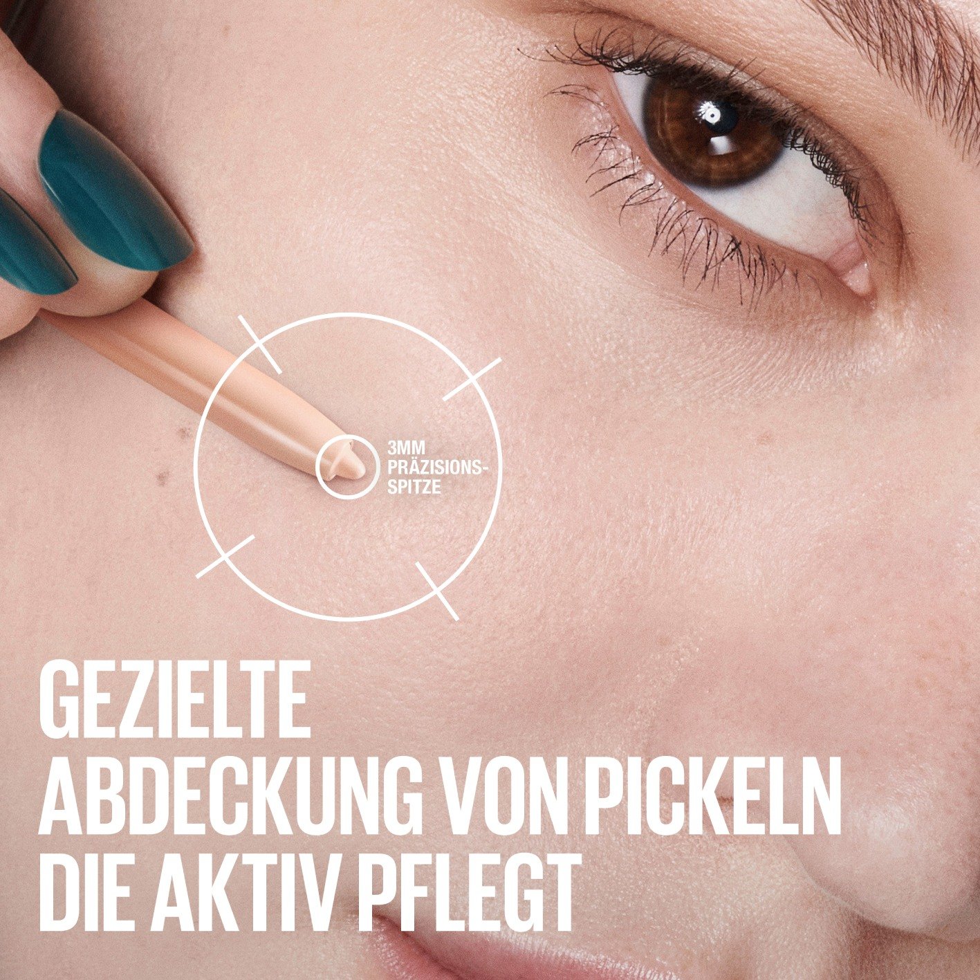 Nahaufnahme eies Gesichts, auf dessen Wange der Fit Me Microscopic Concealers aufgetragen wird