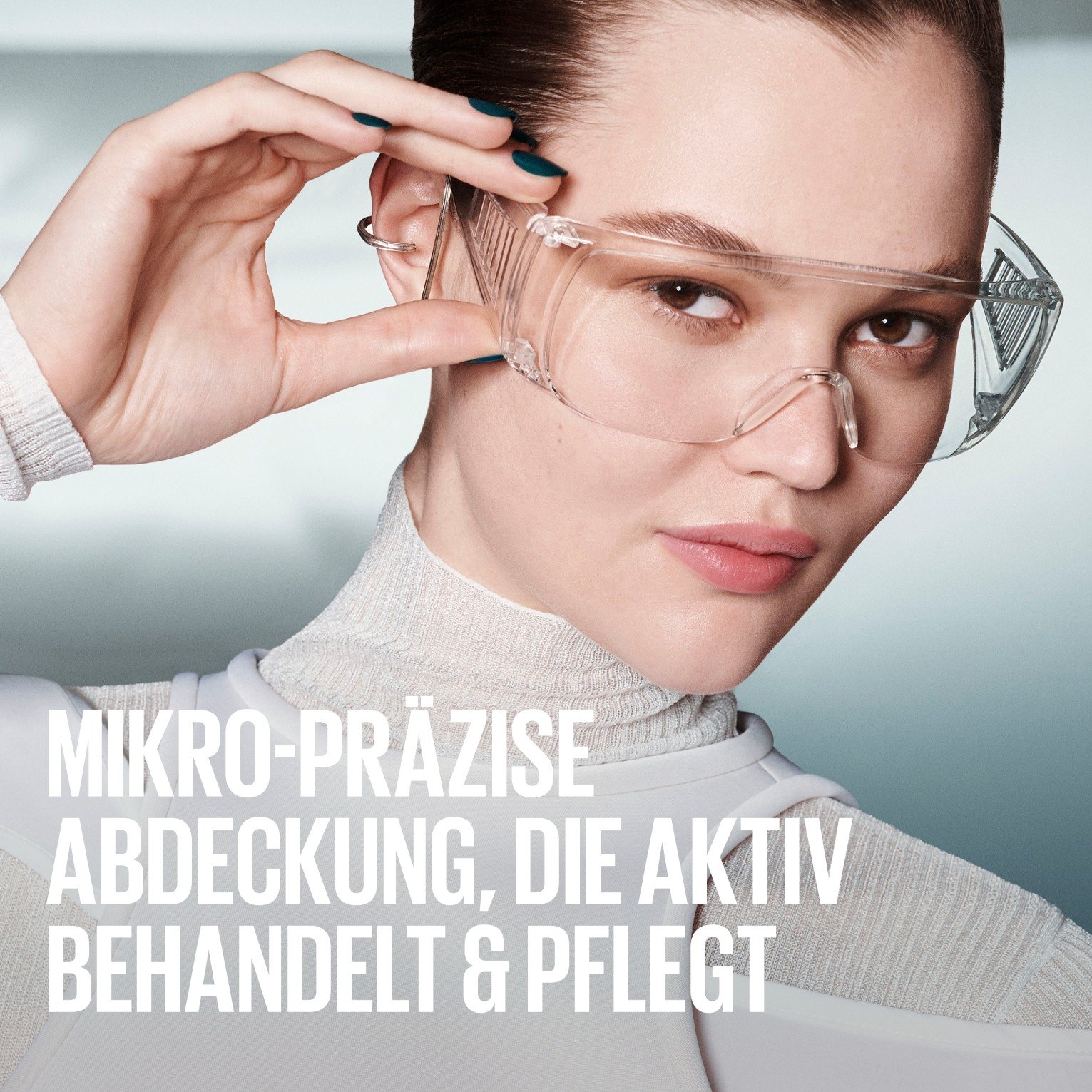 Frau mit Schutzbrille und Schriftzug „Mikro-Präzise Abdeckung, die aktiv behandelt und pflegt“