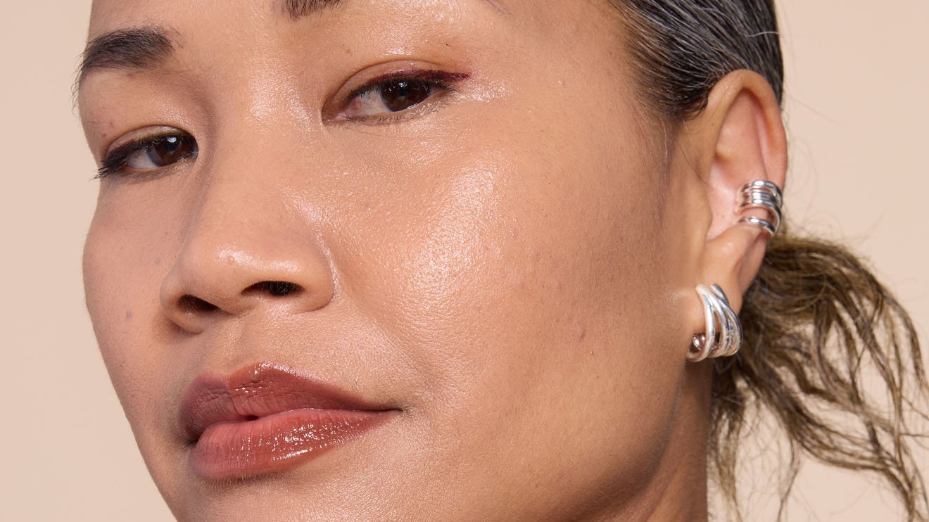 Visuel avant-après d'un visage de femme non maquillé (yeux fermés), avant et après l'application du fond de teint Lifter Plump & Glow.