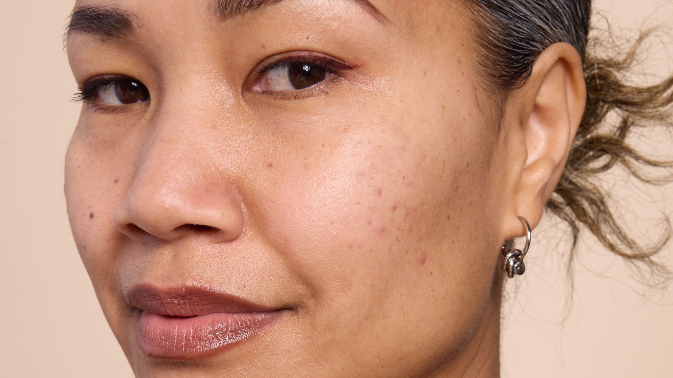 Visuel avant-après d'un visage de femme non maquillé (yeux fermés), avant et après l'application du fond de teint Lifter Plump & Glow.