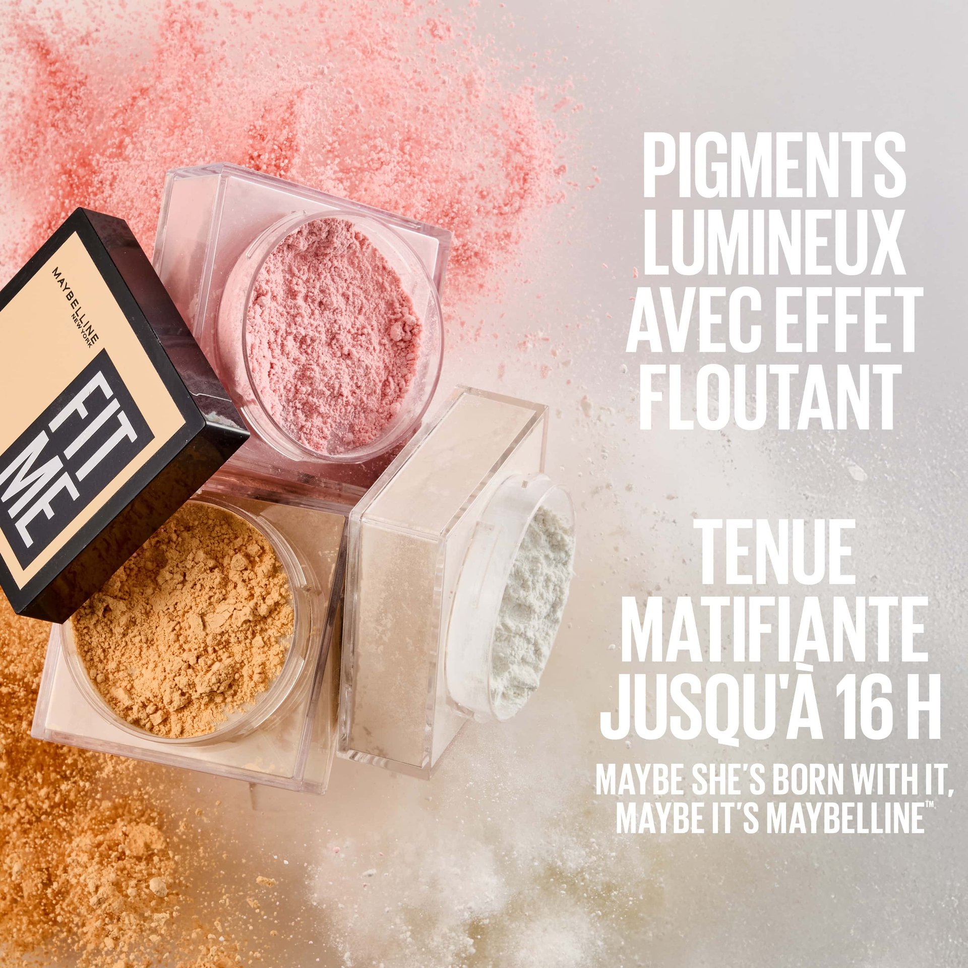 Trois boîtes ouvertes de poudre libre Fit Me, contenant de la poudre jaune, rose et blanche, sur un fond blanc