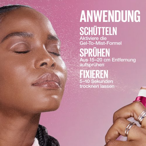 Frau mit geschlossenen Augen, die das Grippy Serum Mist auf ihr Gesicht sprüht: Sprühen, Fixieren