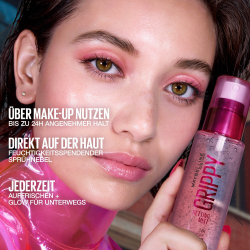 Frau hält das Grippy Serum Mist an ihre Wange, Schriftzug „Über Make-up nutzen, Direkt auf der Haut, Jederzeit“