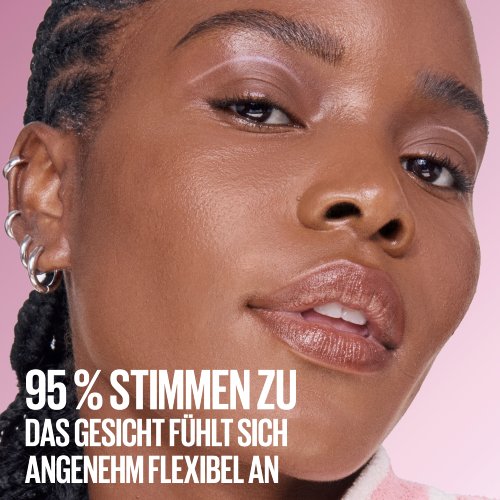 Gesicht einer Frau mit strahlender Haut, Schriftzug „95% stimmen zu: Das Gesicht fühlt sich angenehm flexibel an“