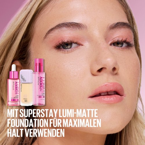Gesicht einer Frau mit folgenden Produktempfehlungen: Grippy Serum Primer, Lumi-Matte Foundation und Setting Mist