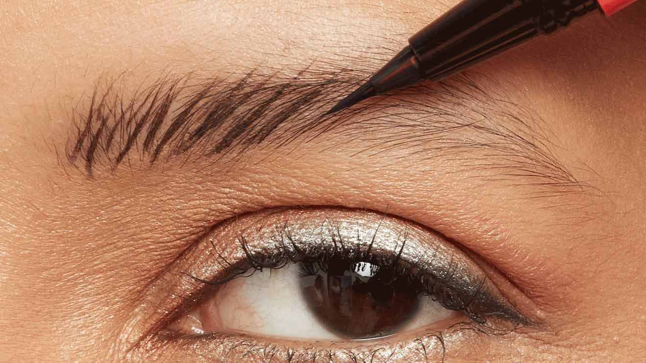 Avant Illustration du crayon à sourcils Build-A-Brow de Maybelline New York