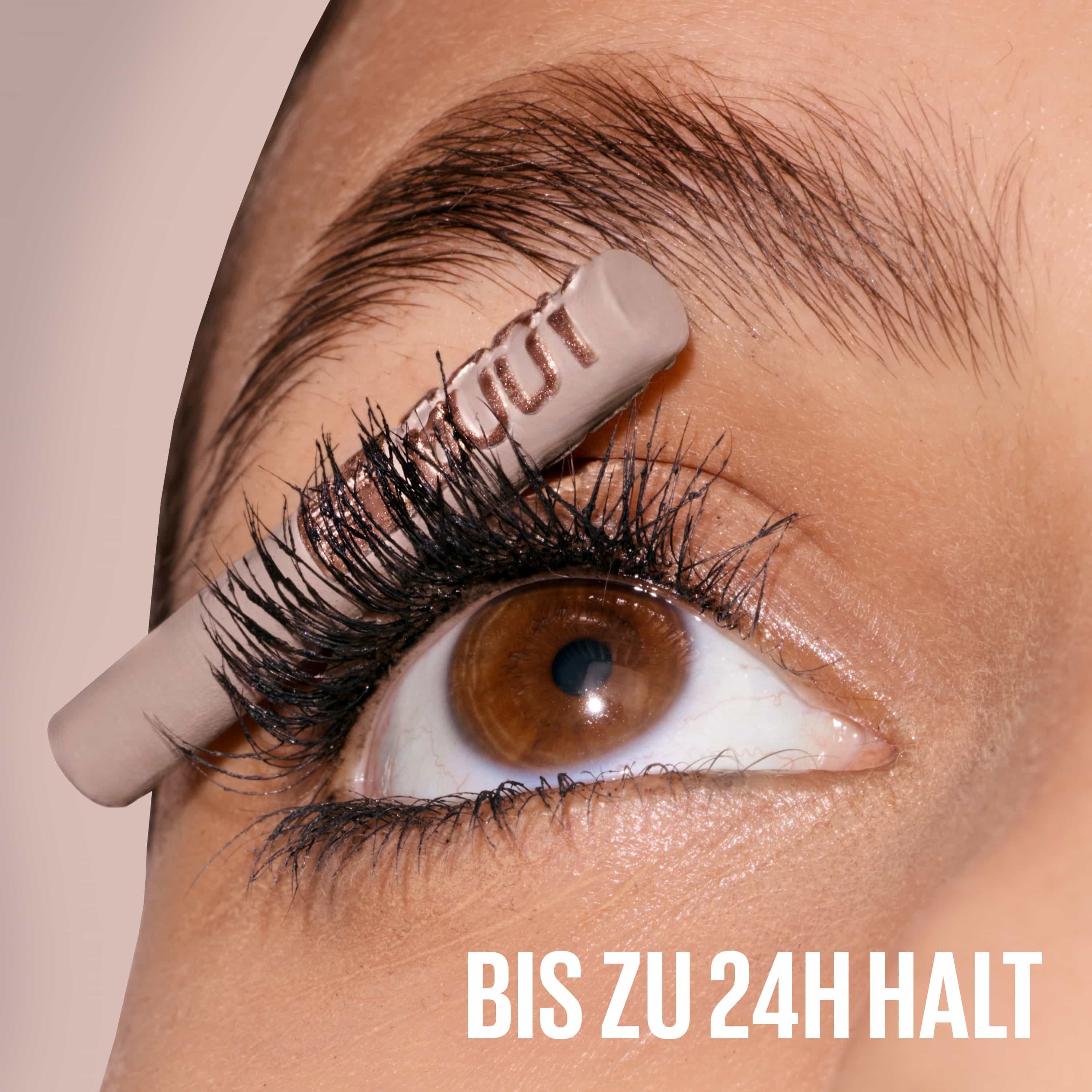 Gros plan d'un œil aux cils denses et volumineux portant le mascara Lash Sensational Body.