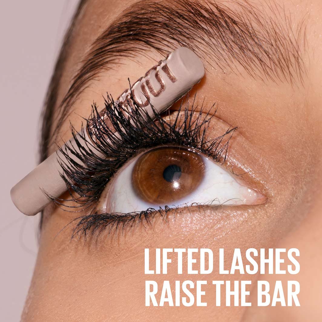 Nahaufnahme eines Auges mit dichten, voluminösen Wimpern, die die Lash Sensational Body Mascara Waterproof tragen