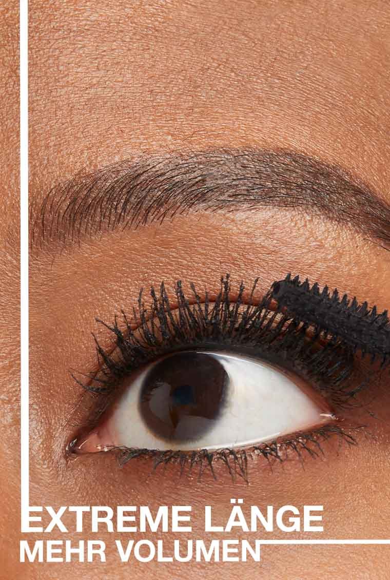 Anwendung des Lash Sensational Sky High Tinted Primer in Soft Black von Maybelline New York