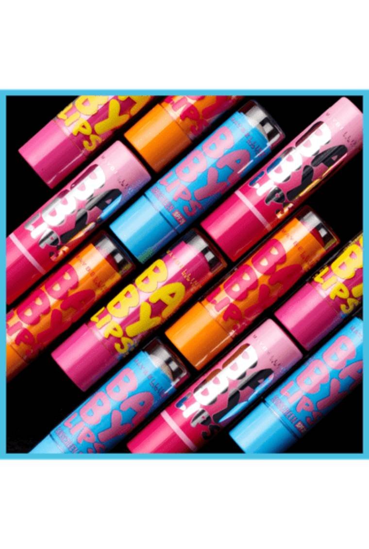 Zahlreiche Maybelline Baby Lips Lippenpflegestifte verschiedener Sorten sind diagonal auf schwarzem Grund angeordnet.