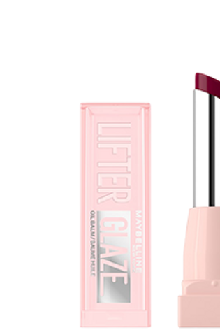 Der geöffnete Maybelline Lifter Glaze Lippenstift neben seiner zartrosa, transparenten Verpackung vor weißem Hintergrund