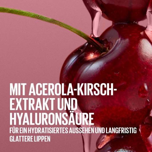 Eine Kirsche, die von glänzendem Sirup umspült wird, illustriert die Inhaltsstoffe Acerola-Kirsch-Extrakt und Hyaluronsäure für glattere Lippen.