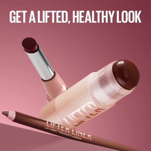Lifter Lipliner, Lifter Lippenstift und Lifter Glaze übereinander gestapelt vor beerenfarbenen Hintergrund