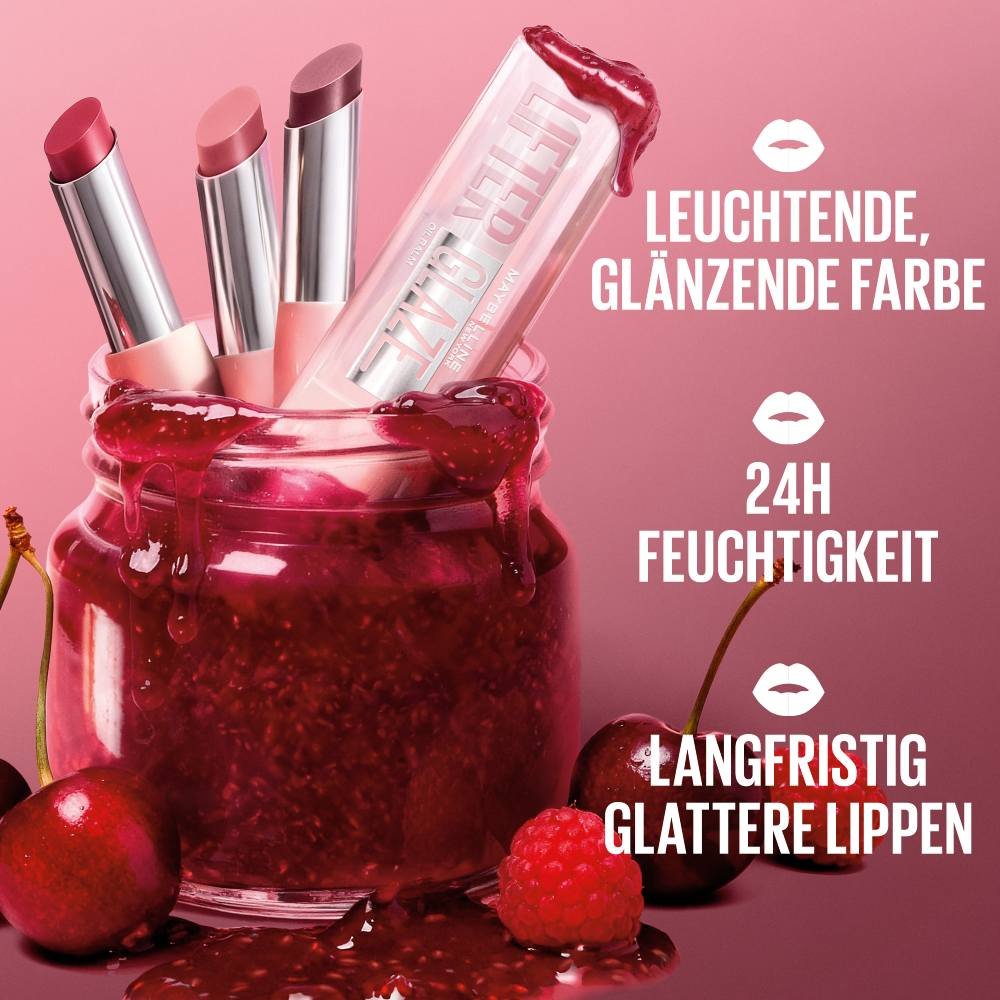 Vier Lifter Glaze Lip Balms in einem roten Marmeladenglas vor einem beerenfarbenen Hintergrund und verschiedenen Beeren auf dem Boden