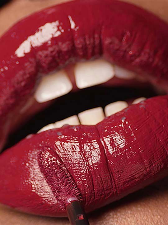 Anwendung des Super Stay Vinyl Ink Lippenstift von Maybelline