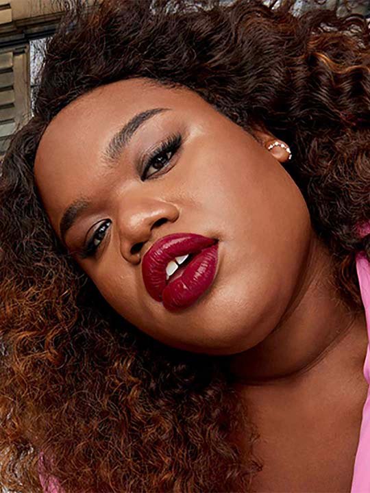 Model trägt den Super Stay Vinyl Ink Lippenstift von Maybelline